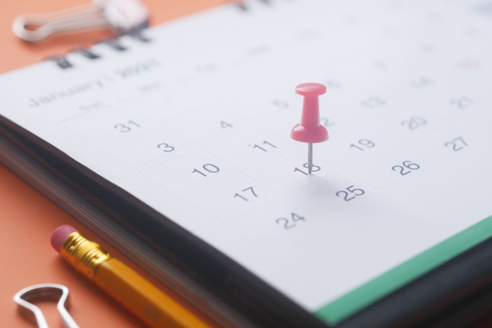 Calendar on a desk showing date planning and time tracking