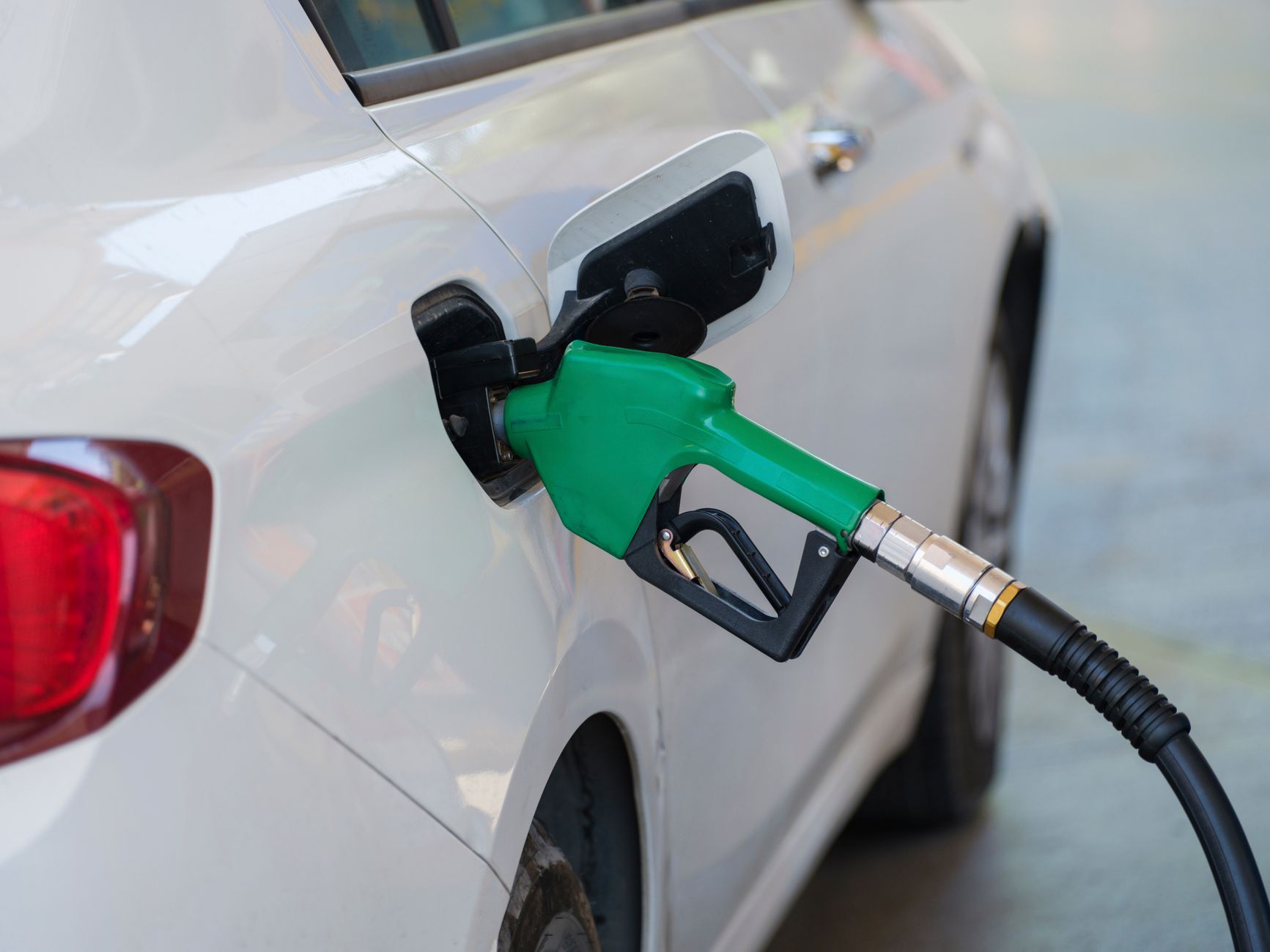 Auto an der Tankstelle — Kraftstoffkosten-Rechner