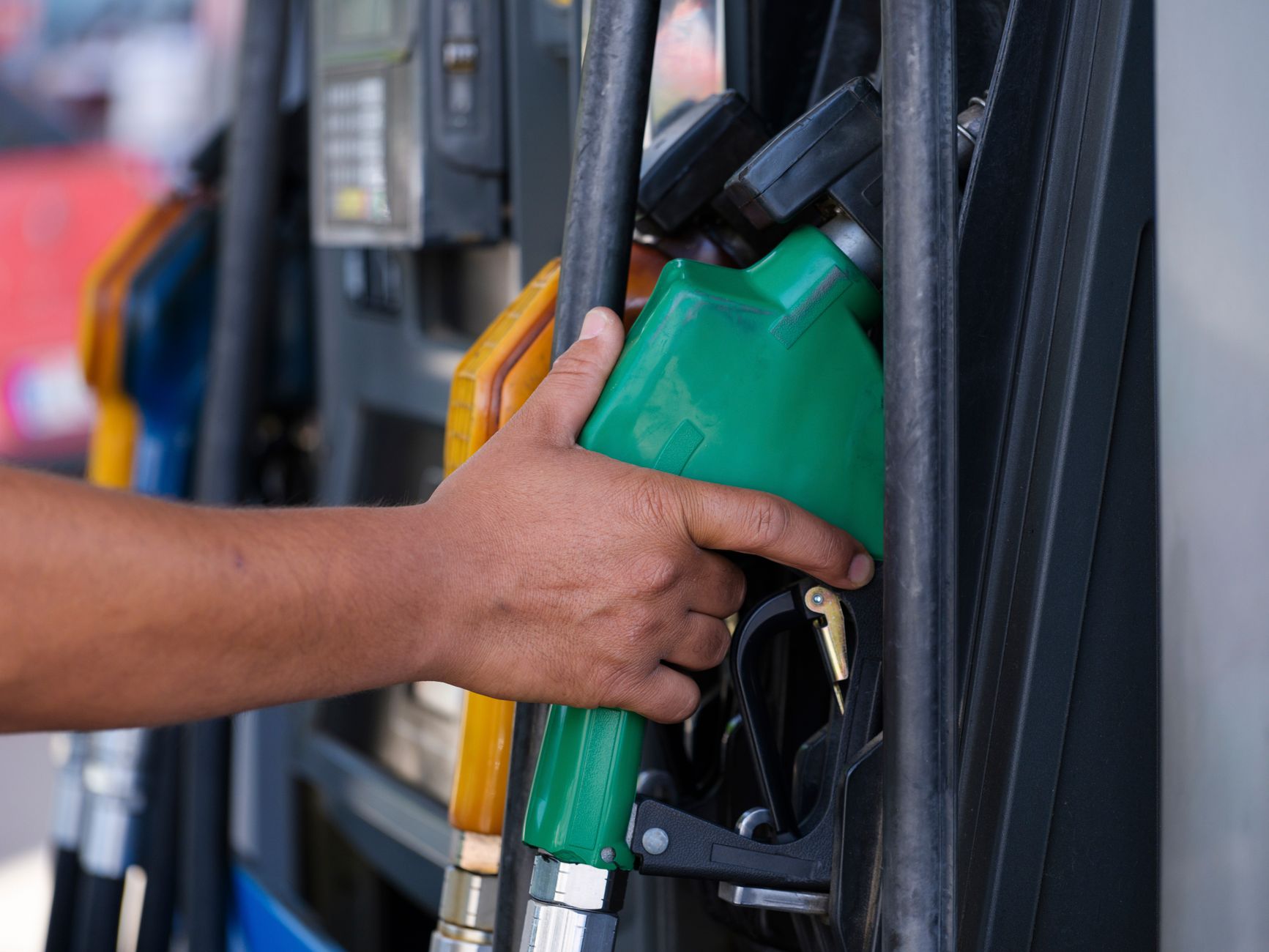 Voiture à la station-service — calculateur de coût de carburant