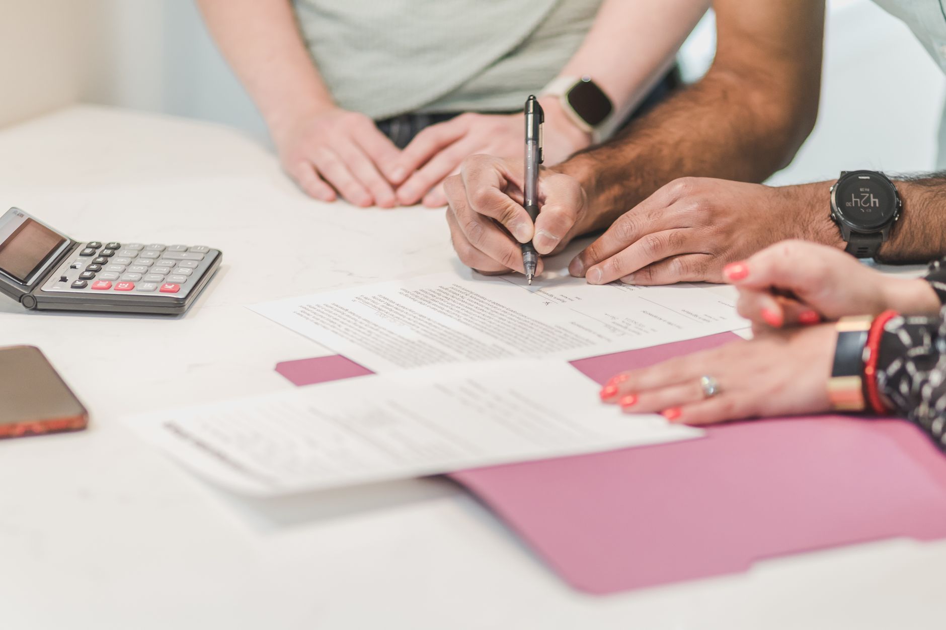 Signer un contrat de prêt — conseils pour emprunter moins cher