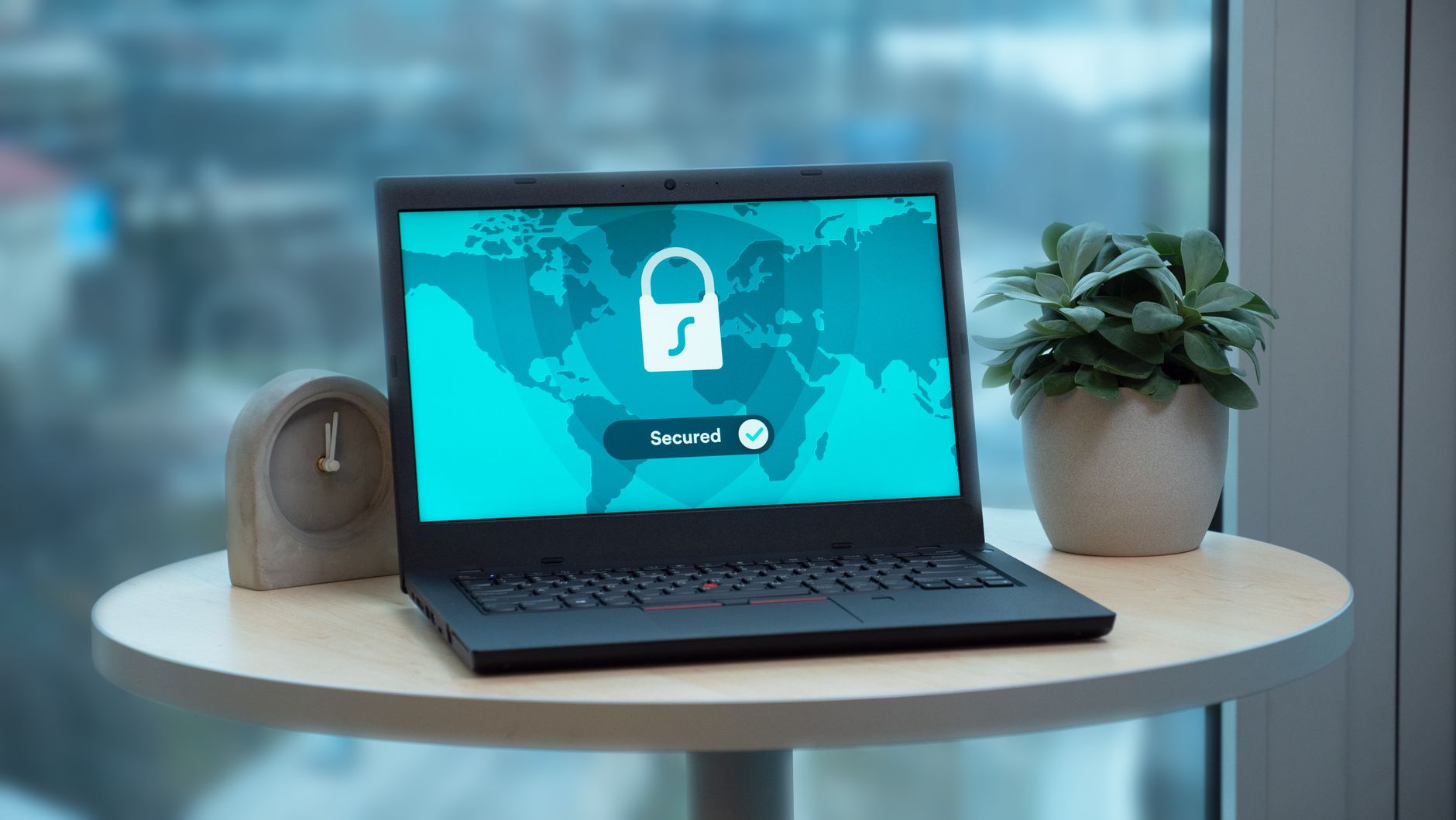 Portátil con icono de candado que representa la privacidad de datos online