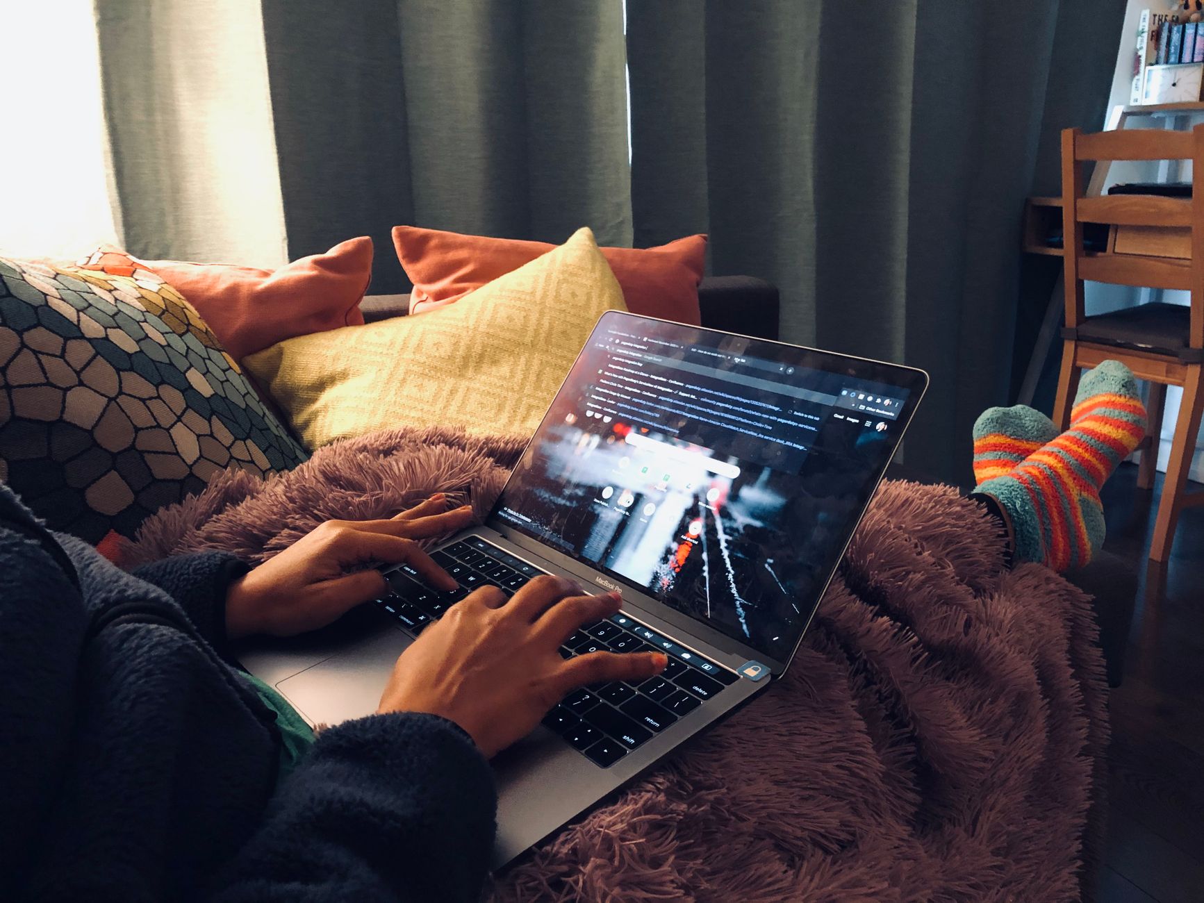 Persona navegando y ajustando sus opciones de privacidad en un portátil