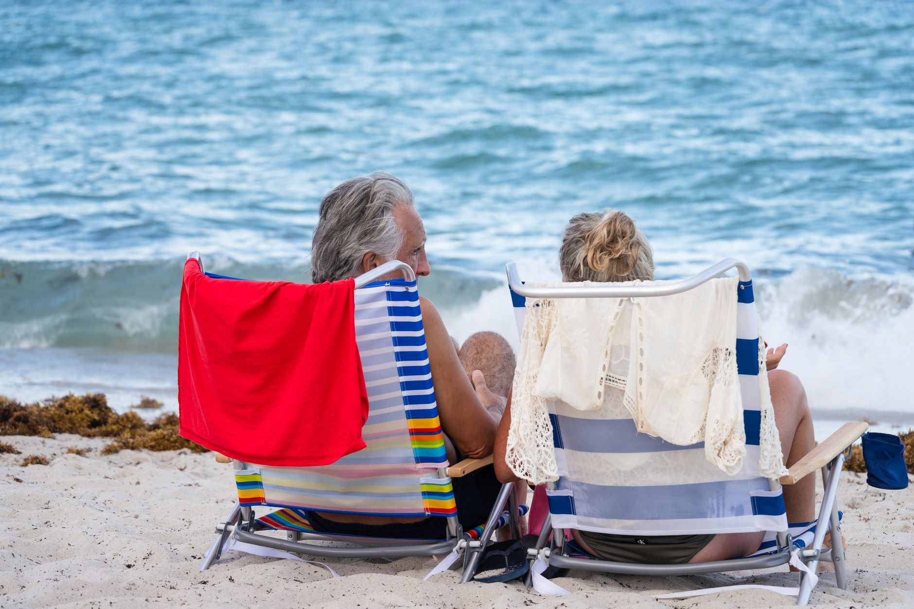 Rentnerpaar genießt die Altersvorsorge-Planung am Strand