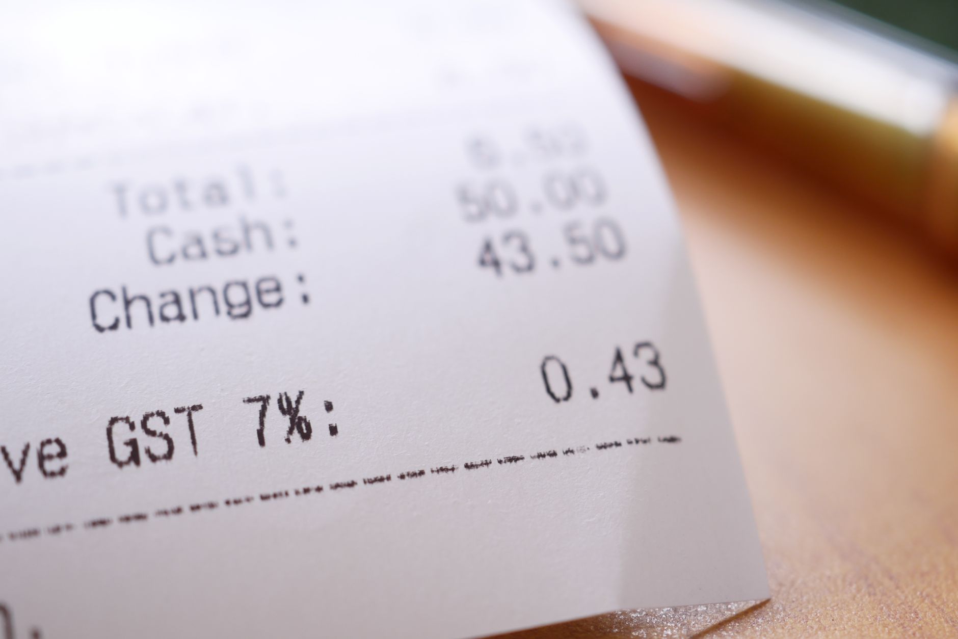 Kassenbon und Taschenrechner für die Berechnung der US-Sales-Tax